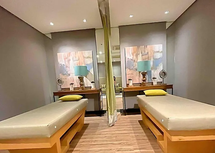 Uptown Mall Linked 1br 2 Beds Value Bgc * Manila